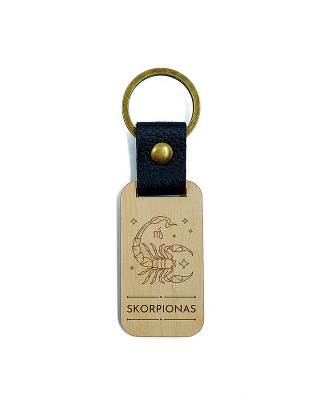 Medinis graviruotas raktų pakabukas su odiniu dirželiu ''Skorpionas''